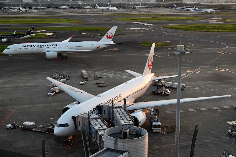 JA703J、わずか440キロの国内線で最後の活躍中 「JALの顔」は777から