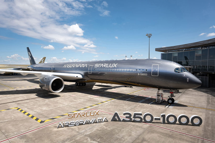 スターラックス航空 特別塗装機「STARLUX AIRSORAYAMA シルバー」を